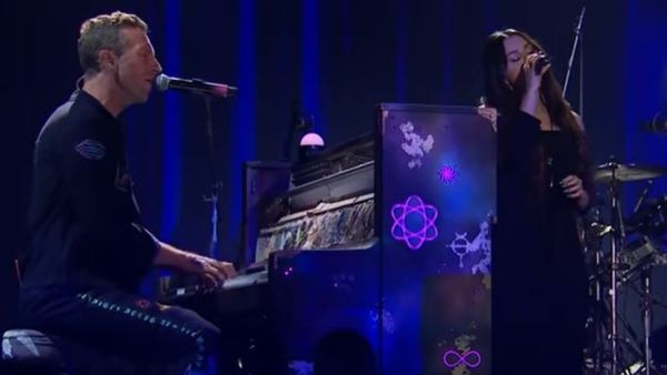 Selena Gomez și Coldplay au cântat pentru prima dată live piesa - "Let Somebody Go"