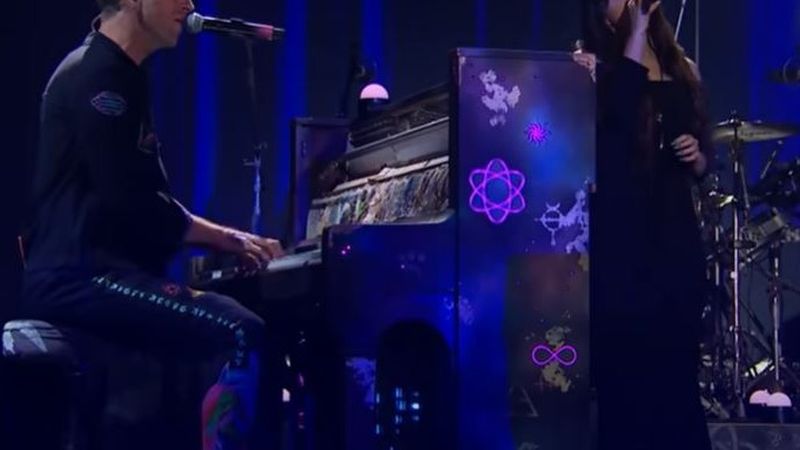 Selena Gomez și Coldplay au c&acirc;ntat pentru prima dată live piesa - "Let Somebody Go"