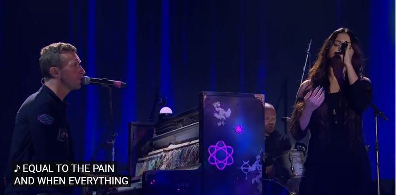 Selena Gomez și Coldplay au cântat pentru prima dată live piesa - Let Somebody Go