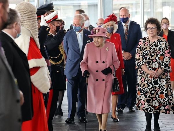 Regina Elisabeta și-a anulat o vizită oficială &icirc;n Irlanda la recomandarea medicilor
