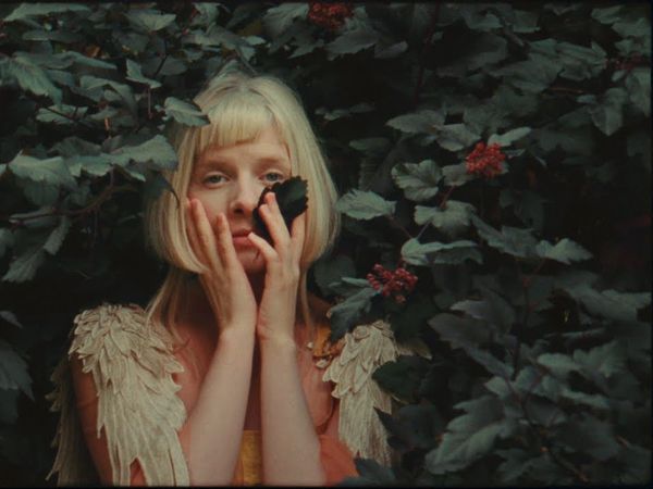 AURORA a lansat videoclipul piesei &rdquo;Giving In To The Love&rdquo;
