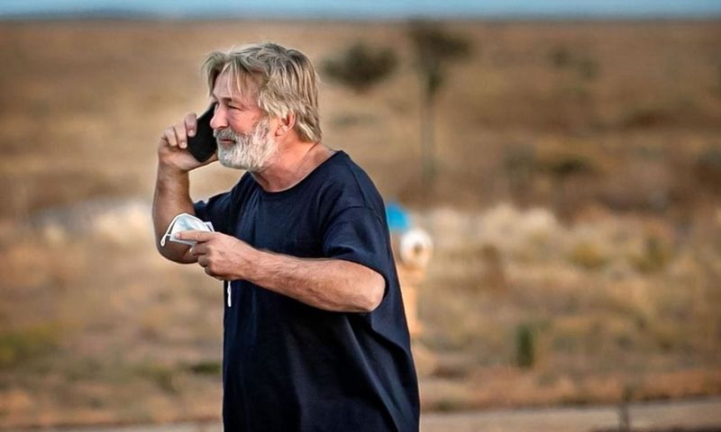 Alec Baldwin, primele declaraţii după ce a împuşcat două persoane pe platourile de filmare: „Am inima frântă” 