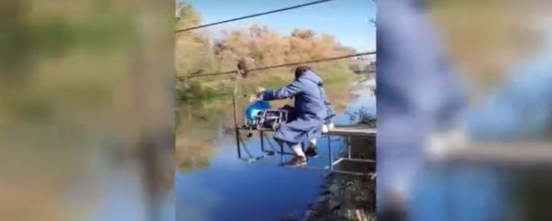 O femeie de 94 de ani, virală pe rețelele sociale! A fost filmată în timp ce traversa un râu cu o  tiroliană improvizată