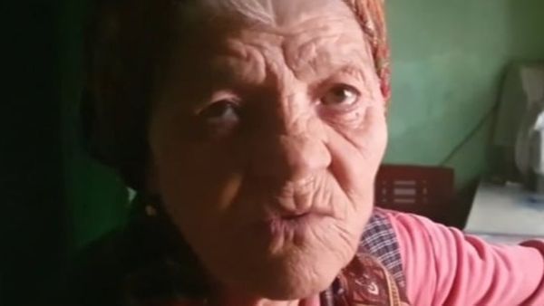 O femeie de 94 de ani, virală pe rețelele sociale! A fost filmată &icirc;n timp ce traversa r&acirc;ul Mureș cu o  tiroliană improvizată: &rdquo;Singura soluție este să ieșim pe s&acirc;rmă&rdquo;
