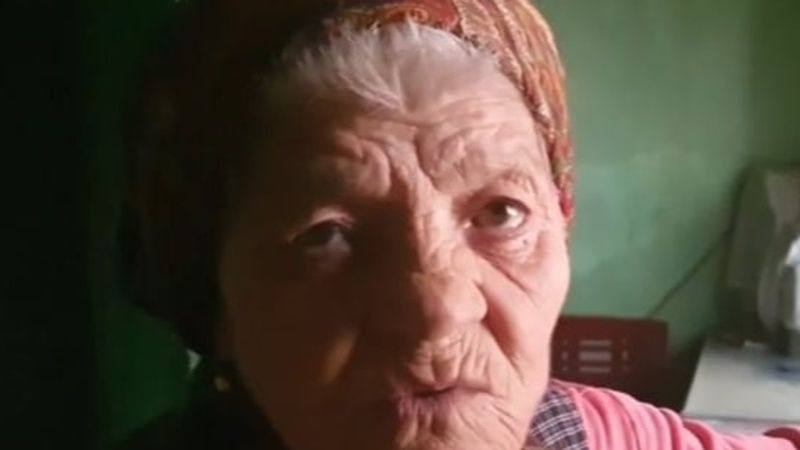 O femeie de 94 de ani, virală pe rețelele sociale! A fost filmată &icirc;n timp ce traversa r&acirc;ul Mureș cu o  tiroliană improvizată: &rdquo;Singura soluție este să ieșim pe s&acirc;rmă&rdquo;