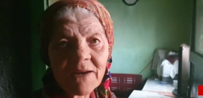 O femeie de 94 de ani, virală pe rețelele sociale! A fost filmată în timp ce traversa un râu cu o  tiroliană improvizată