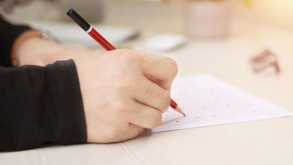 Dimineața Nebună. Tânărul obligat să-și facă nevoile în sticlă sala de examen a obținut a doua notă la concursul de jandarmerie. AUDIO