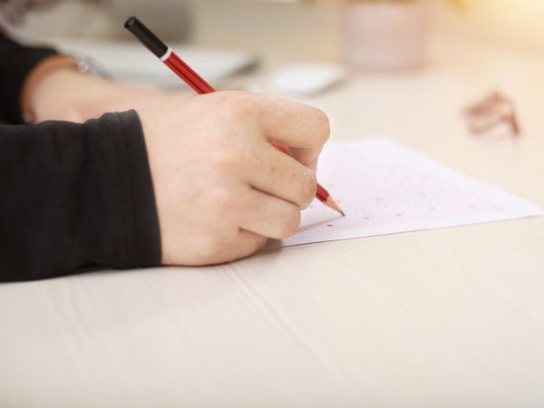 Dimineața Nebună. T&acirc;nărul obligat să-și facă nevoile &icirc;n sticlă sala de examen a obținut a doua notă la concursul de jandarmerie. AUDIO