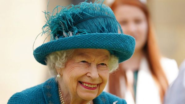 Dimineața Nebună. Regina Elisabeta a ajuns la spital din cauza epuizării și pentru că „se uită la televizor până târziu”. AUDIO