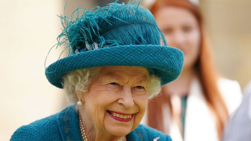 Dimineața Nebună. Regina Elisabeta a ajuns la spital din cauza epuizării și pentru că „se uită la televizor până târziu”. AUDIO