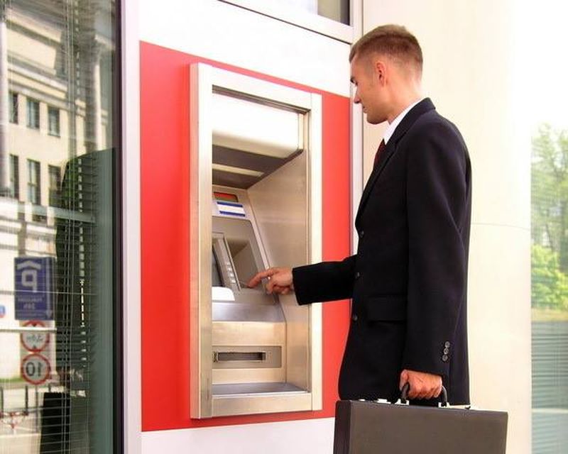 Câți bani poți scoate într-o singură zi de la bancomate