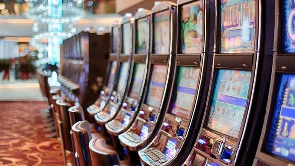 O femeie și-a înscenat răpirea și a folosit banii de răscumpărare de la soț pentru a merge la jocurile de noroc