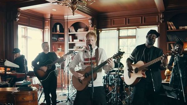 VIDEO: Ed Sheeran a cântat o piesă nouă - „Overpass Graffiti”, de pe albumul "="