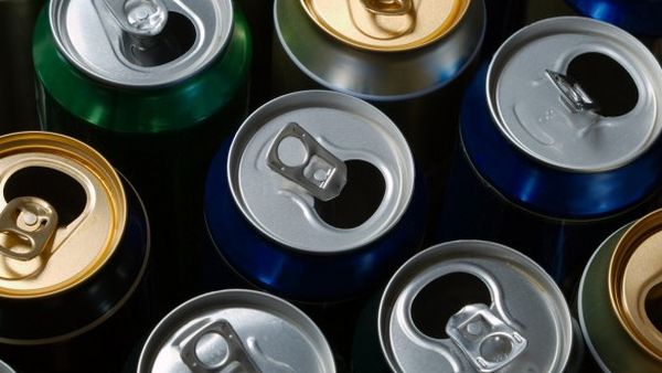 Gest viral! Obligat să se vaccineze, un bărbat a băut o ladă de bere ca să elimine serul din organism