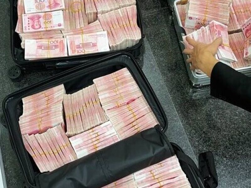 Dimineața Nebună | Răzbunarea unui milionar care a vrut să intre în bancă fără mască: i-a pus pe angajați să numere manual banii pe care voia sa-i retragă 