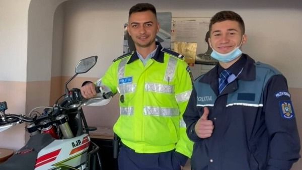Polițiștii din Rom&acirc;nia, vedete &icirc;n presa internațională după ce au ajutat un britanic să &icirc;și recupereze motocicleta furată