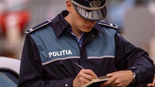Bară la Bară | Polițist local, bătut de o femeie după ce i-a zis să poarte mască de protecție. Audio