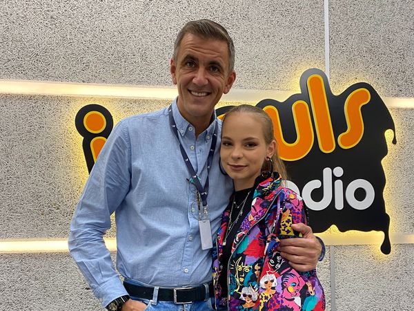 Cine este Yuka, artista care c&acirc;ntă piesa &bdquo;Aripi de nisip&rdquo;? Un interviu de excepție marca &bdquo;Invitatul de 12&rdquo;