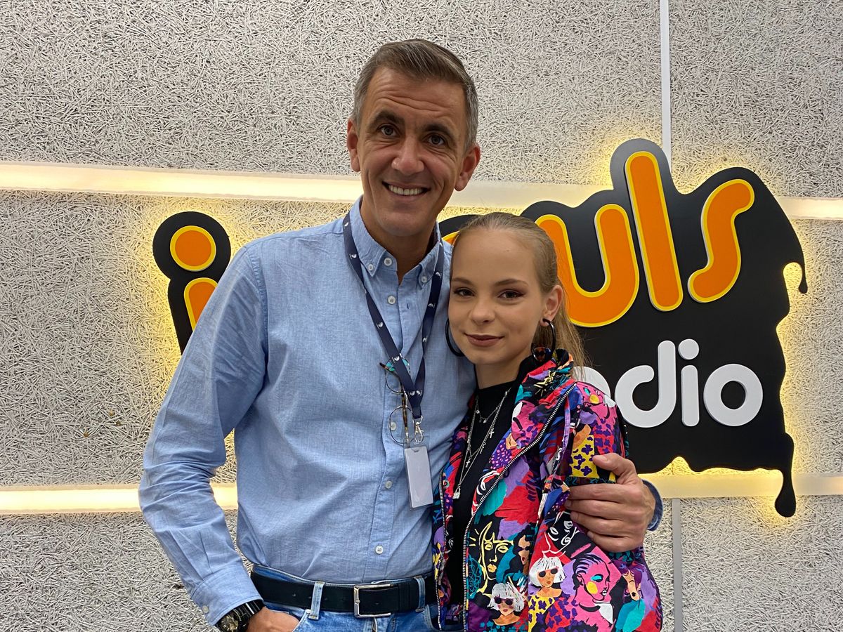 Cine este Yuka, artista care cântă piesa „Aripi de nisip”? Un interviu de excepție marca „Invitatul de 12”