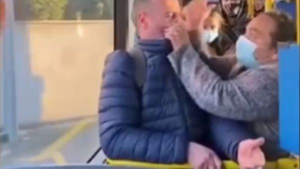 Dimineața Nebună: Bărbat, bătut de o femeie pentru că nu purta masca de protecție în autobuz: ”Taci din gură!” - AUDIO