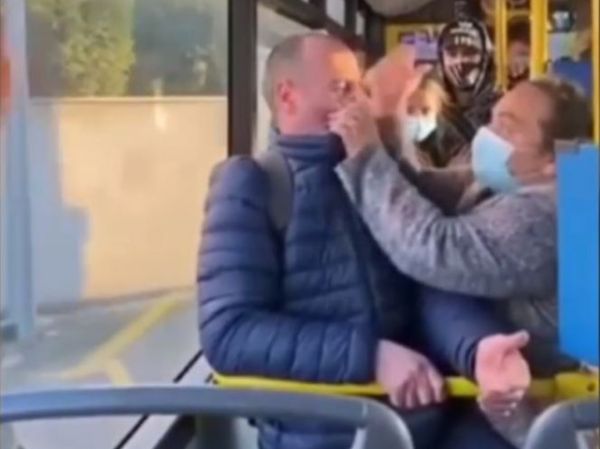 Dimineața Nebună: Bărbat, bătut de o femeie pentru că nu purta masca de protecție &icirc;n autobuz: &rdquo;Taci din gură!&rdquo; - AUDIO