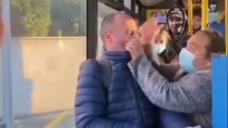 Dimineața Nebună: Bărbat, bătut de o femeie pentru că nu purta masca de protecție &icirc;n autobuz: &rdquo;Taci din gură!&rdquo; - AUDIO