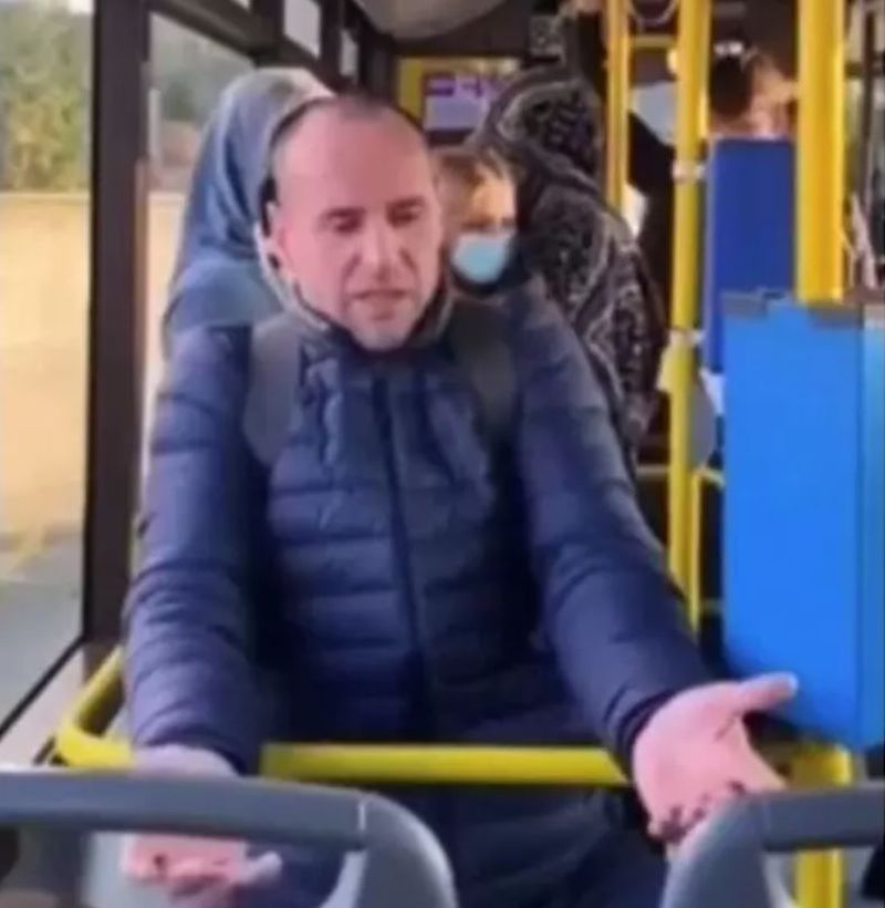 Bărbat, bătut de soție pentru că nu purta masca de protecție în autobuz