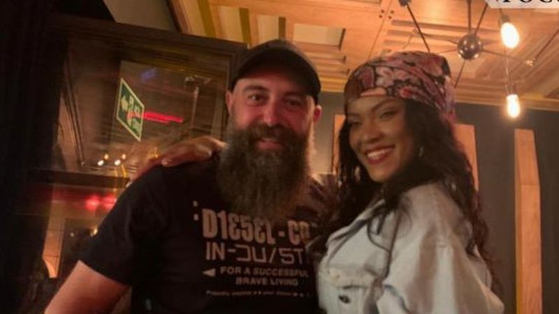 Rihanna NU s-a fotografiat cu un rom&acirc;n &icirc;n Istanbul, ci sosia artistei! Cine este, de fapt, fata care a fost confundată cu celebra artistă