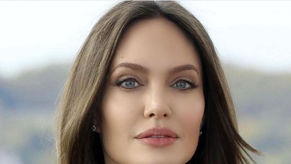 Angelina Jolie, primele declarații despre incidentul mortal provocat de Alec Baldwin: ”Întotdeauna am fost atentă pentru că am lucrat mult cu arme”