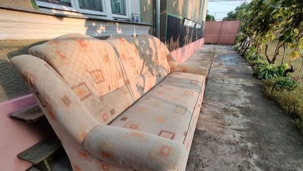 Dimineața Nebună: Un bărbat din Galați a blocat un drum județean cu o canapea. Audio