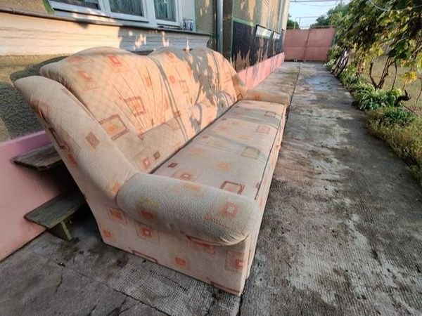 Dimineața Nebună: Un bărbat din Galați a blocat un drum județean cu o canapea. Audio