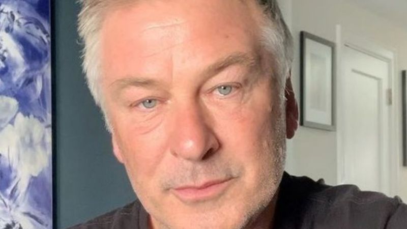 Pentru a verifica siguranța armelor, Alec Baldwin vrea ca poliția să fie prezentă pe platourile de filmare: &rdquo;Un poliţist plătit de producţie&rdquo;