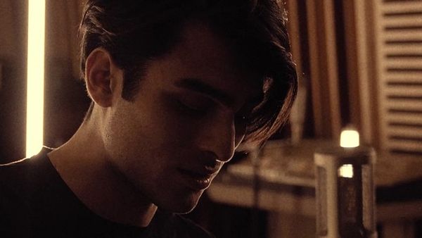 Matteo Bocelli, fiul tenorului Andrea Bocelli, a lansat o versiune acustică a piesei „Solo”