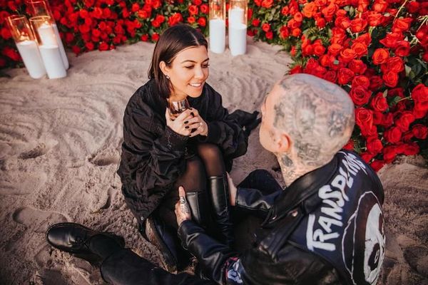 După divorţ, vine şi o nuntă &icirc;n familia Kardashian. Kourtney Kardashian și Travis Barker s-au logodit și pun la cale nunta. Petrecerea va fi transmisă online