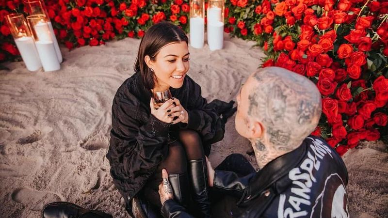 După divorţ, vine şi o nuntă &icirc;n familia Kardashian. Kourtney Kardashian și Travis Barker s-au logodit și pun la cale nunta. Petrecerea va fi transmisă online