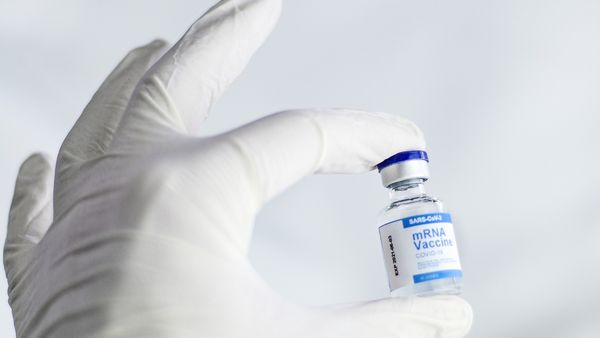 Dimineața Nebună: Au plătit 400 de euro să fie vaccinați cu apă, dar au primit vaccinul normal. Unde și cum s-a întâmplat asta?!