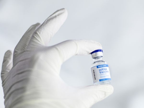 Dimineața Nebună: Au plătit 400 de euro să fie vaccinați cu apă, dar au primit vaccinul normal. Unde și cum s-a &icirc;nt&acirc;mplat asta?!