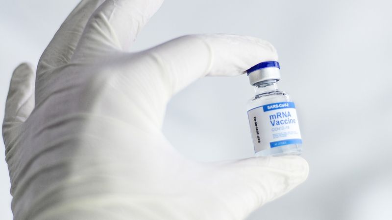 Dimineața Nebună: Au plătit 400 de euro să fie vaccinați cu apă, dar au primit vaccinul normal. Unde și cum s-a &icirc;nt&acirc;mplat asta?!