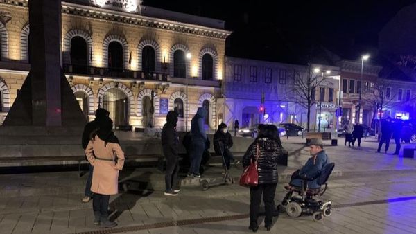 Diminneața Nebună: Eșecul unor protestatari din Cluj: au venit cu o portavoce fără baterii