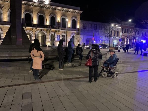 Diminneața Nebună: Eșecul unor protestatari din Cluj: au venit cu o portavoce fără baterii