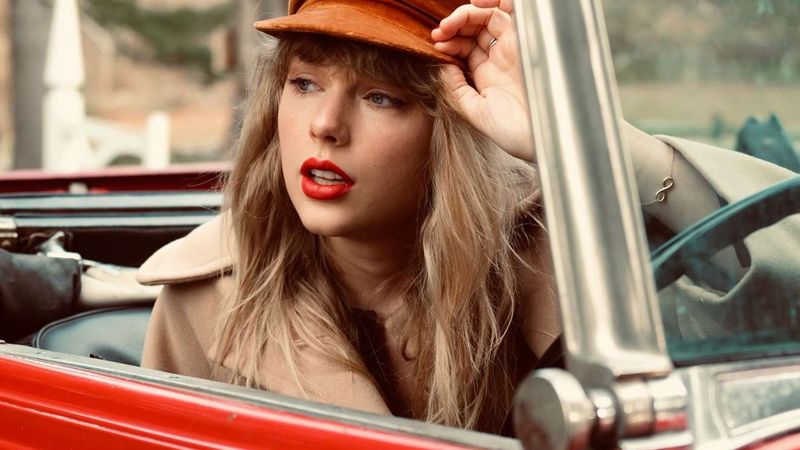 Taylor Swift a lansat albumul "Red (Taylor's Version)": &rdquo;Este prima dată c&acirc;nd veți putea asculta toate cele 30 de piese&rdquo;