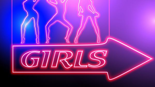 Dimineața Nebună: Doi bătr&acirc;ni din Iaşi şi-au deschis un mini-bordel &icirc;n casa unuia dintre ei. 