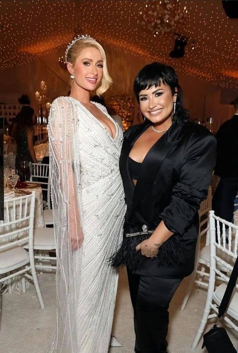 Paris Hilton s-a căsătorit a treia oară. Ce ţinute a purtat şi ce vedete au fost prezente la nuntă. FOTO