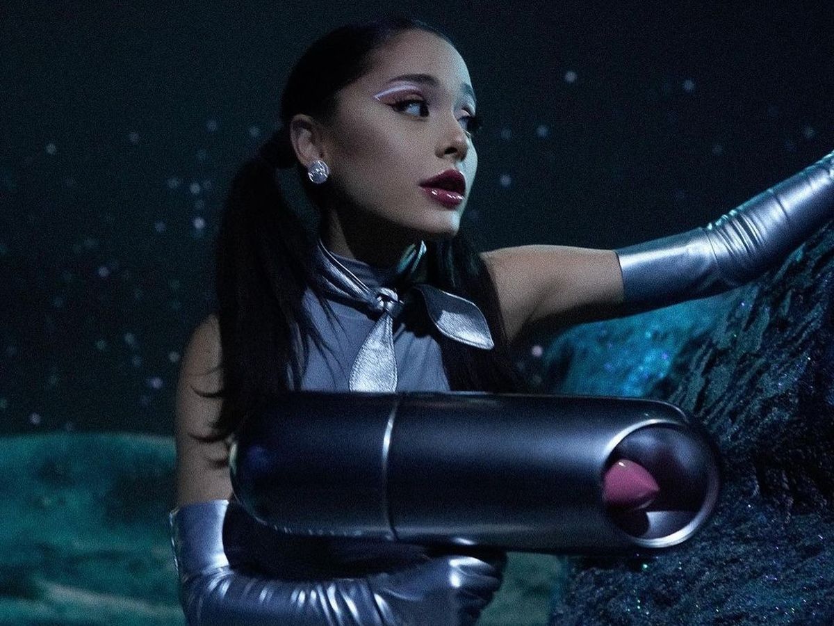 Ariana Grande a lansat piesa „R.E.M”