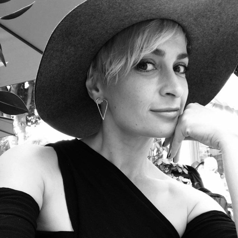 Alec Baldwin, dat în judecată de o membră a filmului „Rust”