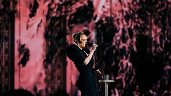 Adele le-a cântat fanilor de pe Instagram următoarea piesă pe care o va lansa. Cum sună „To be loved”