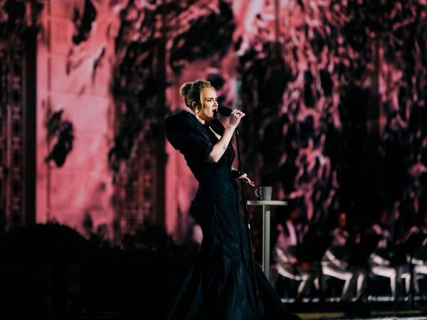 Adele le-a c&acirc;ntat fanilor de pe Instagram următoarea piesă pe care o va lansa. Cum sună &bdquo;To be loved&rdquo;