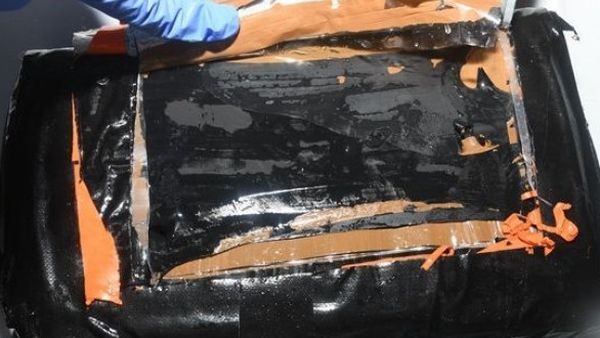 Dimineața Nebună: Bătrână de 73 de ani, prinsă pe aeroport cu 4 kilograme de cocaină