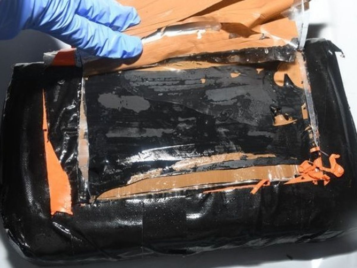 Dimineața Nebună: Bătrână de 73 de ani, prinsă pe aeroport cu 4 kilograme de cocaină 