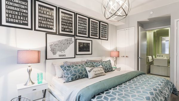 4 idei decorative care aduc culoare &icirc;ntr-un dormitor alb